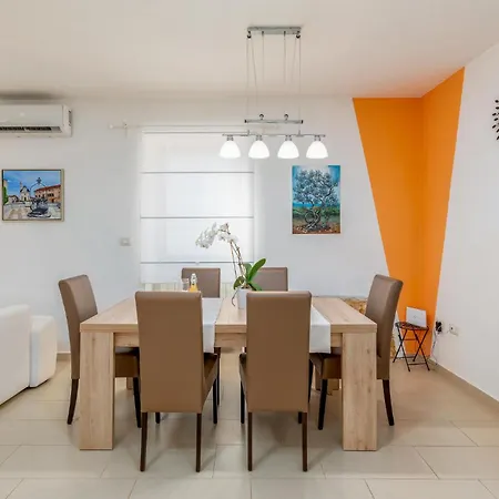 3 Bedroom Cozy In * Svetvincenat