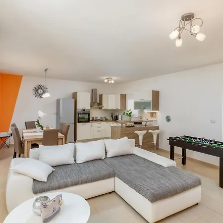 3 Bedroom Cozy In Holiday home Svetvincenat