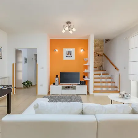 3 Bedroom Cozy In Holiday home Svetvincenat