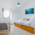 3 Bedroom Cozy In Nyaraló Svetvinčenat