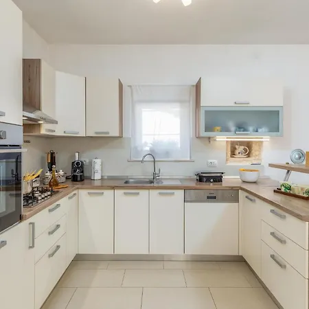 3 Bedroom Cozy In Prázdninový dům *