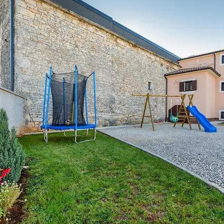 3 Bedroom Cozy In Nyaraló *