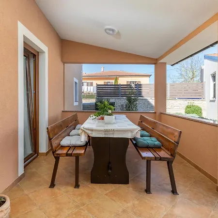 3 Bedroom Cozy In Prázdninový dům *