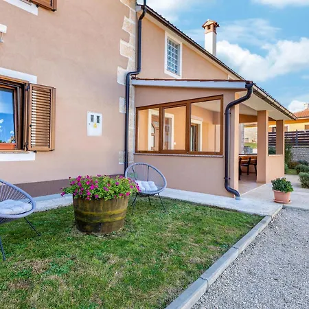 3 Bedroom Cozy In Nyaraló *